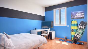 4 chambres, bureau, fer et planche Ă  repasser, lit parapluie