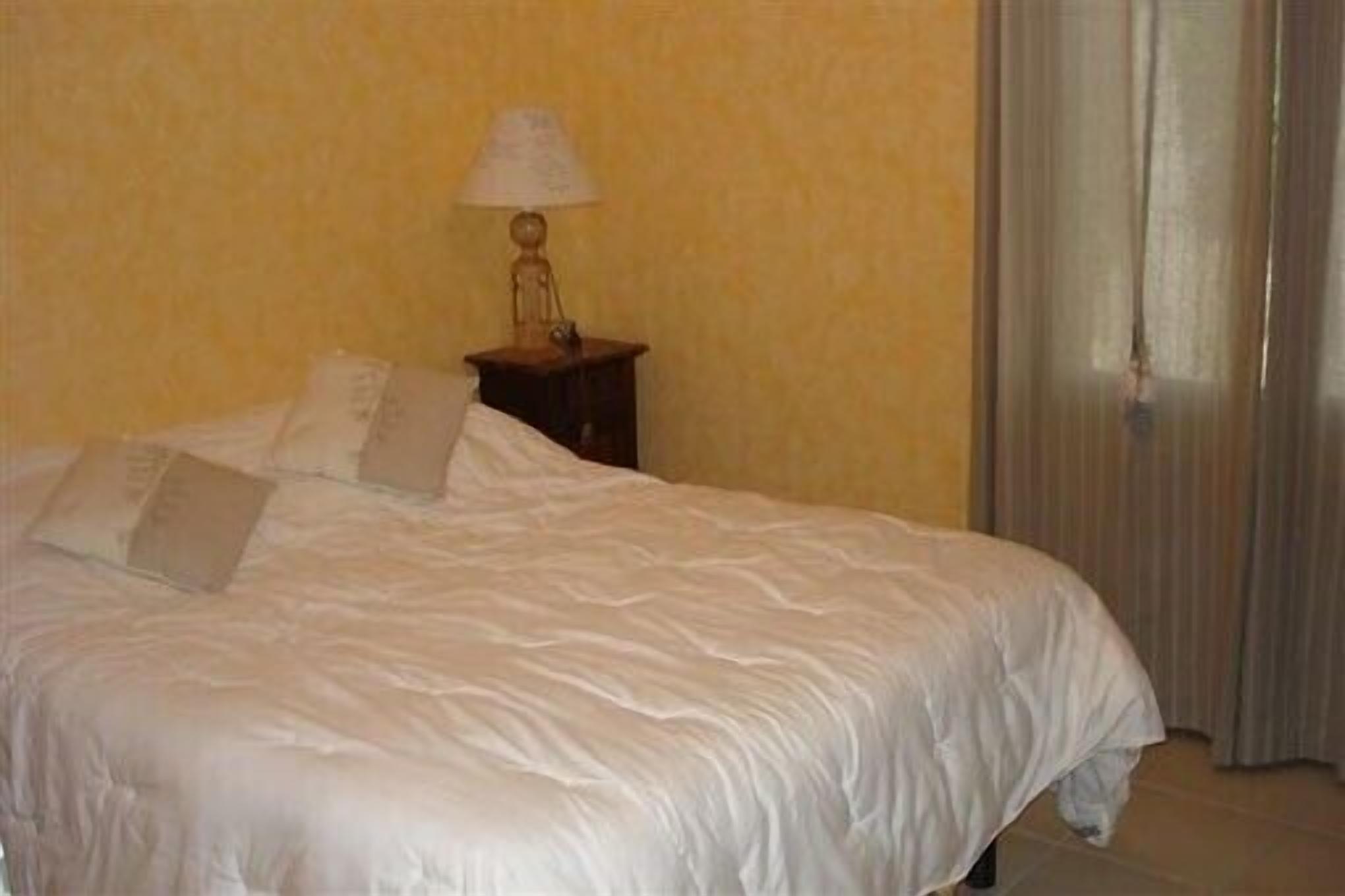 Villa with mature pool, quiet location