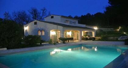 TRES BELLE VILLA -piscine privée chauffée au calme Parc 3200m2
ClIMATISATION.
