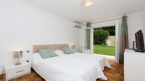 4 bedrooms, iron/ironing board, travel cot, free WiFi