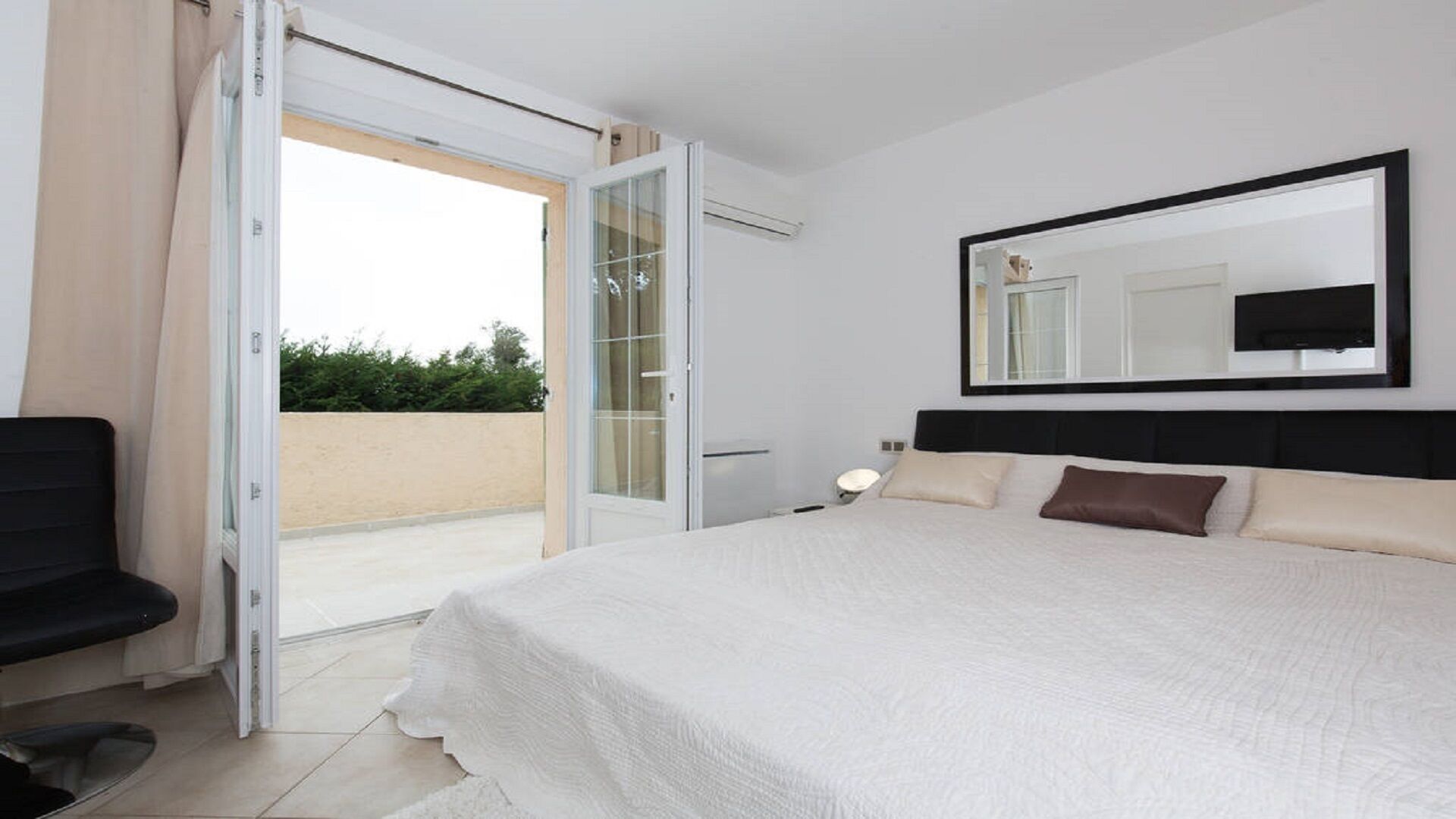 EXCEPTIONAL VILLA CANNES - SWIMMING POOL - RESIDENTIAL PARK-3200-IDEAL FOR CONGRESS, INTERNET ACCESS / WIFI