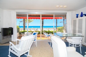 Dining - UHC Piscis Apartments: Seafront Stay with Sea Views (Salou)