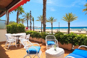 Outdoor dining - UHC Piscis Apartments: Seafront Stay with Sea Views (Salou)