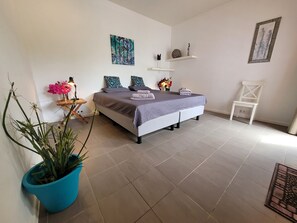 3 bedrooms, in-room safe, iron/ironing board, travel cot