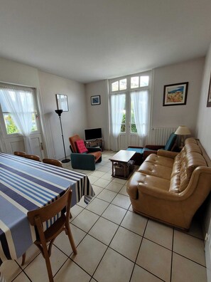 Télévision, lecteur de DVD, livres, espaces bureaux