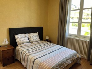 4 quartos, escrivaninha, ferros/tábuas de passar roupa