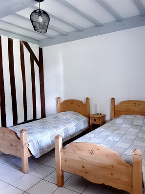 3 habitaciones, tabla de planchar con plancha y cuna de viaje 