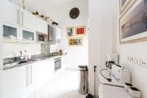 ثلاجة، ميكروويف، فرن، موقد طهي مسطح