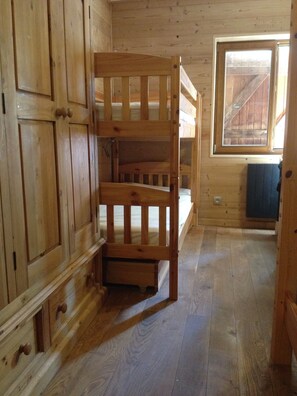 3 bedrooms, iron/ironing board, free WiFi
