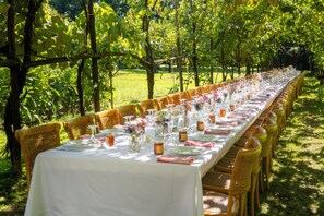 Zona a l'aire lliure per a la celebració de banquets