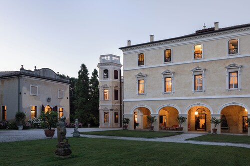 Venetian Villa fully staffed with private pool, tennis court in 3 hectar garden