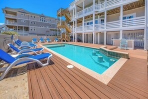 Una piscina al aire libre, una piscina climatizada