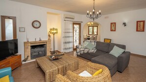TV, fireplace - Villa 10 minutes from the beach, in a very quiet location w/ private pool (Armação de Pêra)