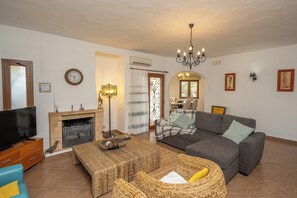 Televisión y chimenea 