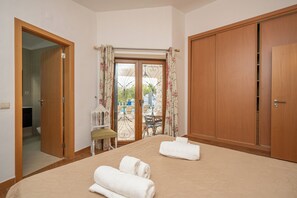 3 chambres, coffres-forts dans les chambres, fer et planche Ă repasser