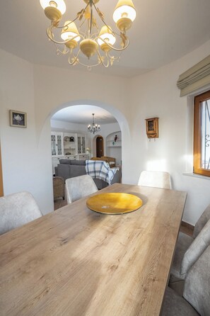 Dining - Villa 10 minutes from the beach, in a very quiet location w/ private pool (Armação de Pêra)