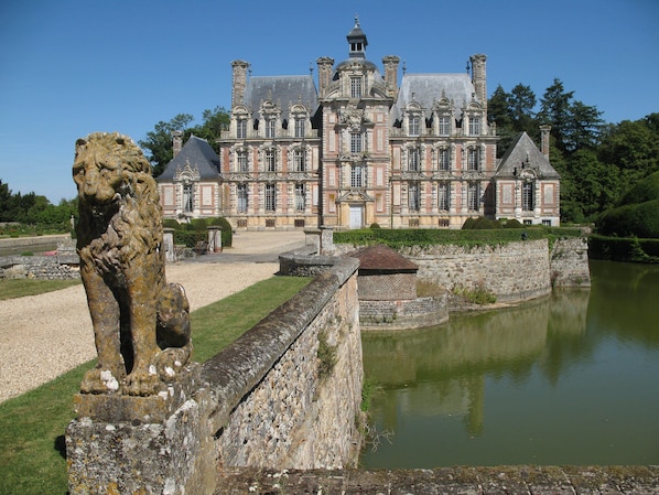 A historic building with a moat and a lion statue. - Cottage 3 Cows: fireplace, swimming pool and jacuzzi (Brionne)