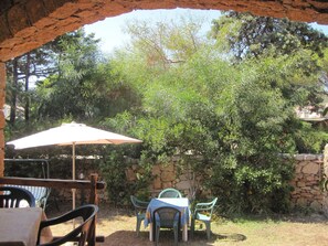 Outdoor dining - Cozy apartment by the sea with a large garden ideal for 2 people (Cannigione)
