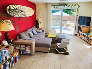 Télévision, jeux vidéo, lecteur de DVD, table de tennis de table