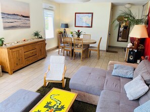 Télévision, jeux vidéo, lecteur de DVD, table de tennis de table