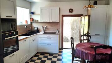 Een koelkast, een microgolfoven, een oven, een kookplaat