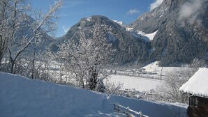 A snowy mountain landscape with a wooden cabin and a clear sky. - Large apartment: sunny, bright and quiet - modern - with a great view  (Ramsau im Zillertal)