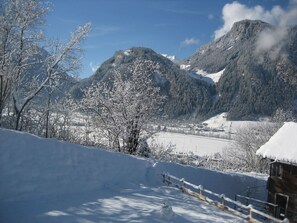 A snowy mountain landscape with a wooden cabin and a clear sky. - Large apartment: sunny, bright and quiet - modern - with a great view  (Ramsau im Zillertal)