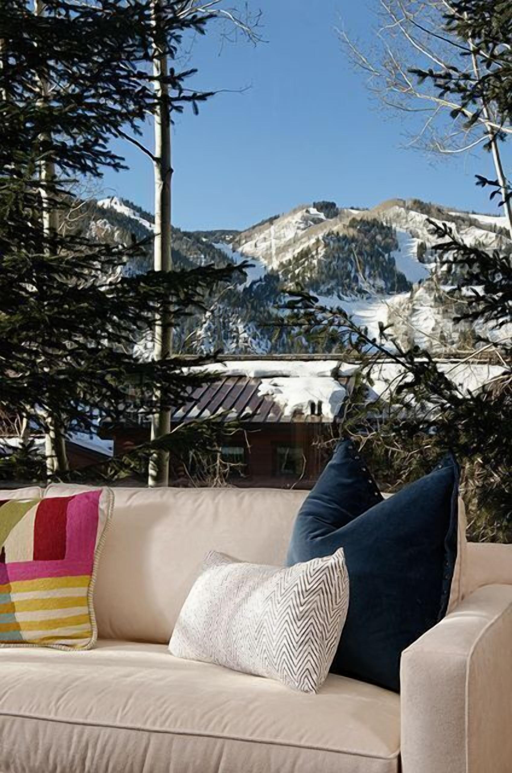 Modern Retreat with Ajax Views, Quick Walk to Town, 4 bedrooms