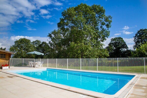Alberca al aire libre y alberca climatizada