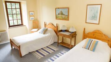 6 quartos, ferros/tåbuas de passar roupa, berço de viagem