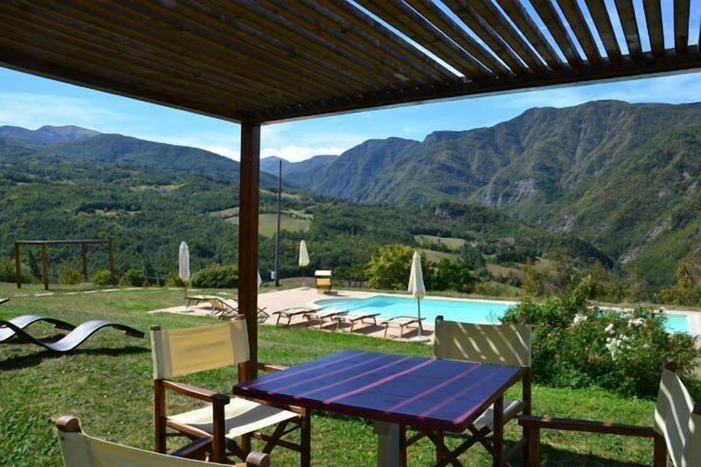 BORGO PIANELLO HOLIDAY HOMES & WINERY