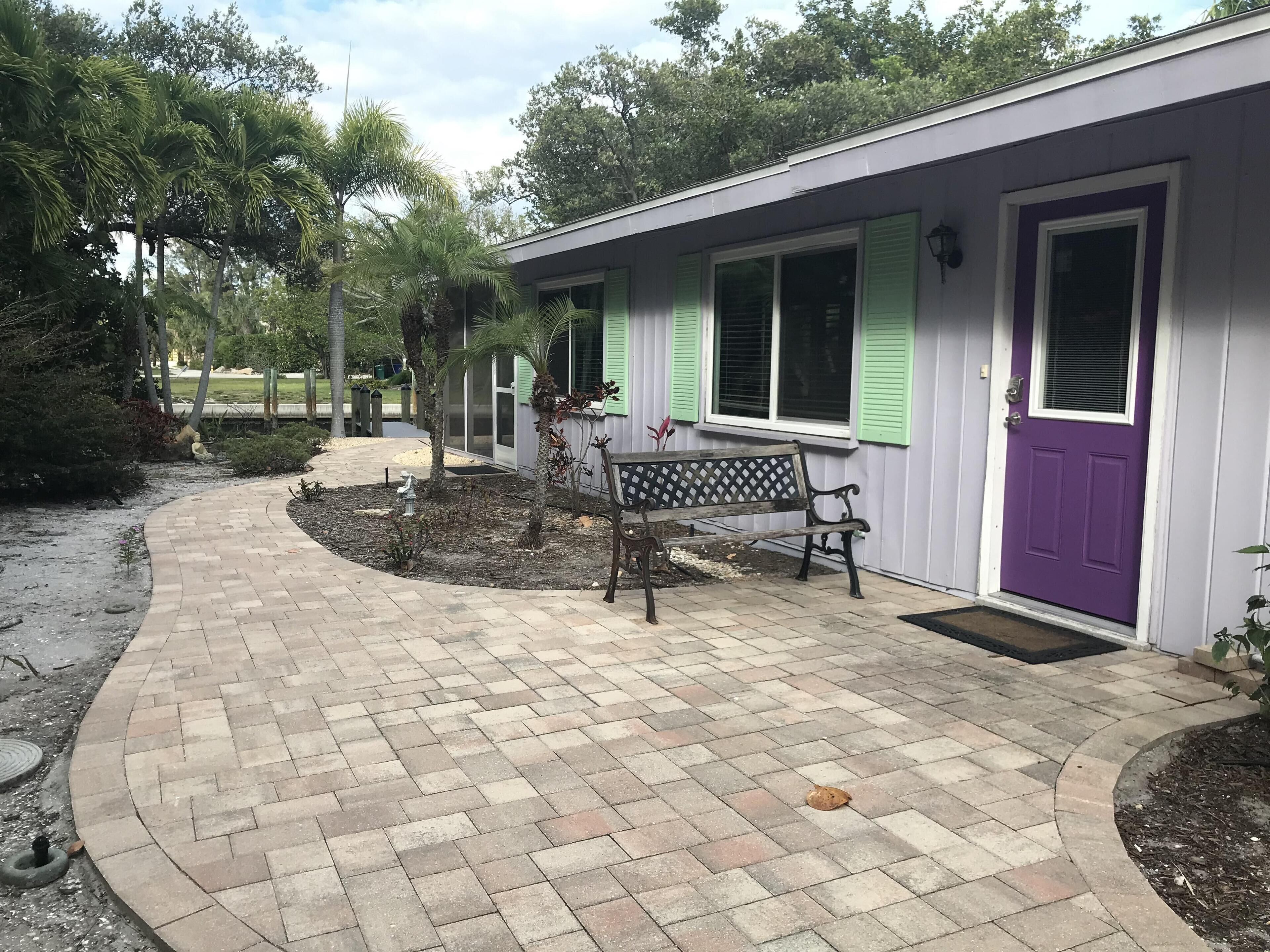 Charming Private Cottage with Dock 2-Minute Walk to Beautiful Sandy Beach.