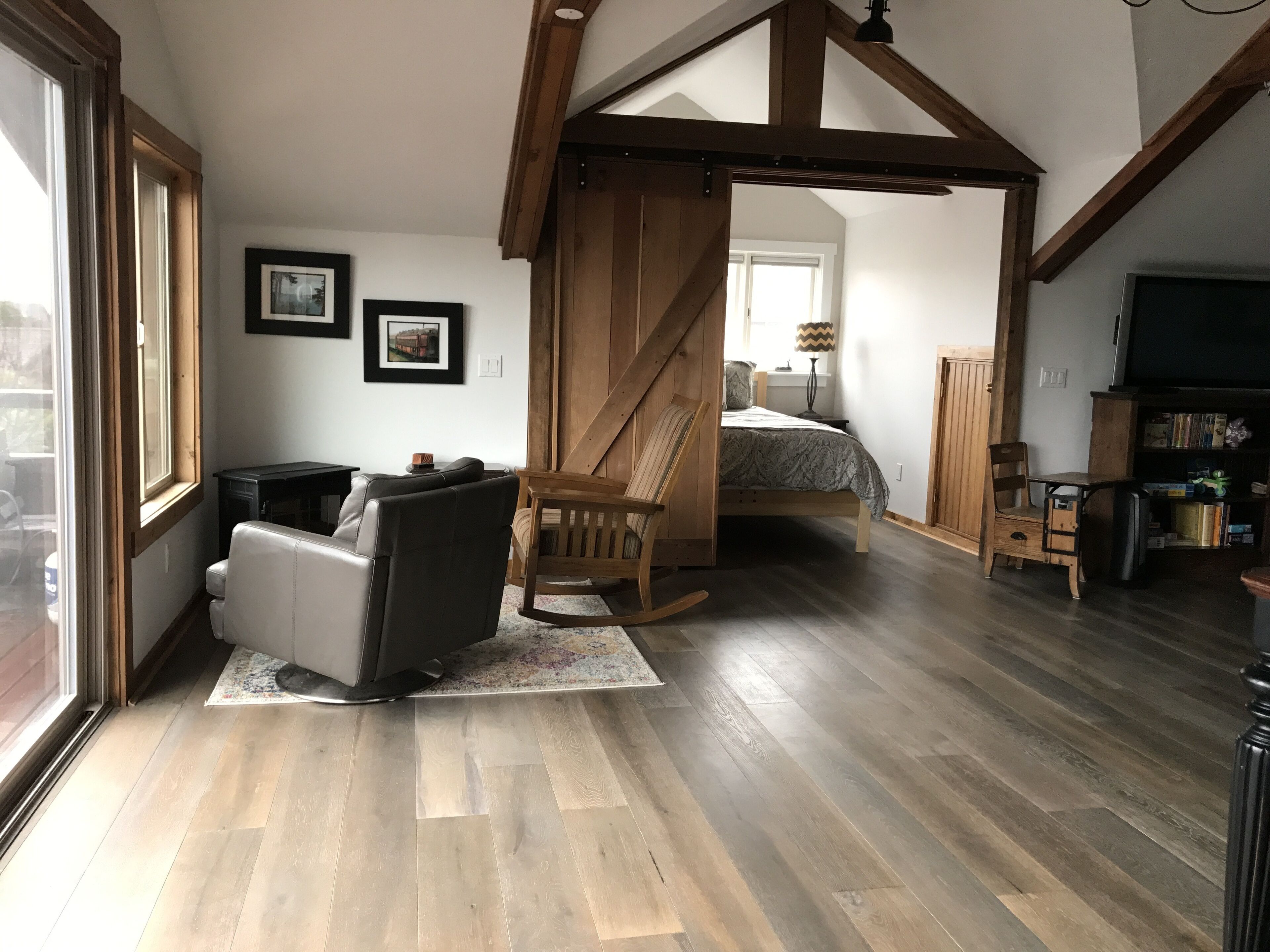 The Village Bungalow is a spacious second story one plus bedroom flat.