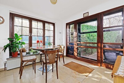House in city location with garden, terrace, internet; pets welcome
