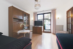 1 bedroom, desk, WiFi, bed sheets