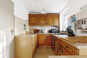 Fridge, microwave, oven, stovetop - House in city location with garden, terrace, internet; pets welcome (Berlin)