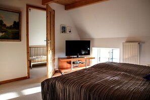 5 slaapkamers, een bureau, een strijkplank/strijkijzer, gratis wifi