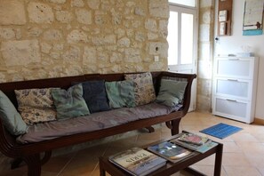 TV, DVD-spiller, bøker og filmbibliotek