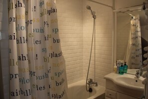 Badewanne, Haartrockner, Handtücher, Seife