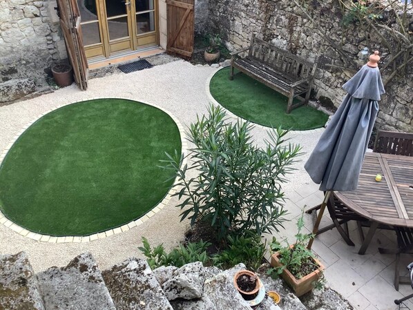 Outdoor dining - 400-Year-Old Stone House In Lovely Medieval Market Village - Dordogne SW France (Issigeac)
