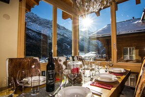 Dining - Luxury 5* Duplex Apartment in Prime Location. Discounts on ski hire and lessons (Saas-Fee)