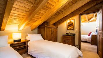 5 quartos, ferros/tábuas de passar roupa, Wi-Fi, roupa de cama