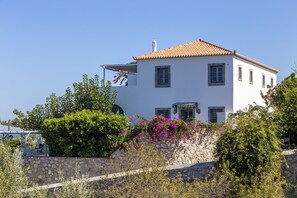 Exterior - Spetses Villa Scirocco, Newly built villa w. private pool and panoramic sea view (Spetses)
