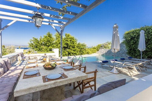 Spetses, neu gebaute Villa mit privatem Schwimmbad und Panoramablick aufs Meer