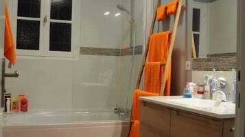 Baignoire, sĂšche-cheveux