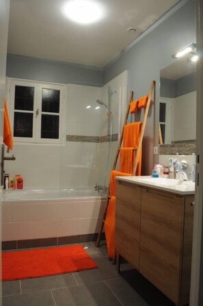 Bañera, secador de pelo