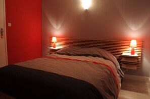 3 slaapkamers, een strijkplank/strijkijzer, wifi, beddengoed