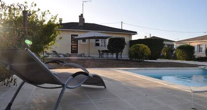 Maison aux belles prestations avec jardin et piscine chauffée privatifs.
