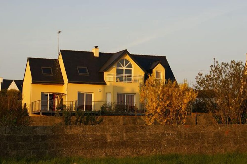 apartment/ flat - Spacious flat in house with garden, facing the ocean. The sheets ar on the beds when you arrive.