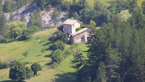 A stone house surrounded by dense forest and open fields. - country holiday home - BARREME (Clumanc)